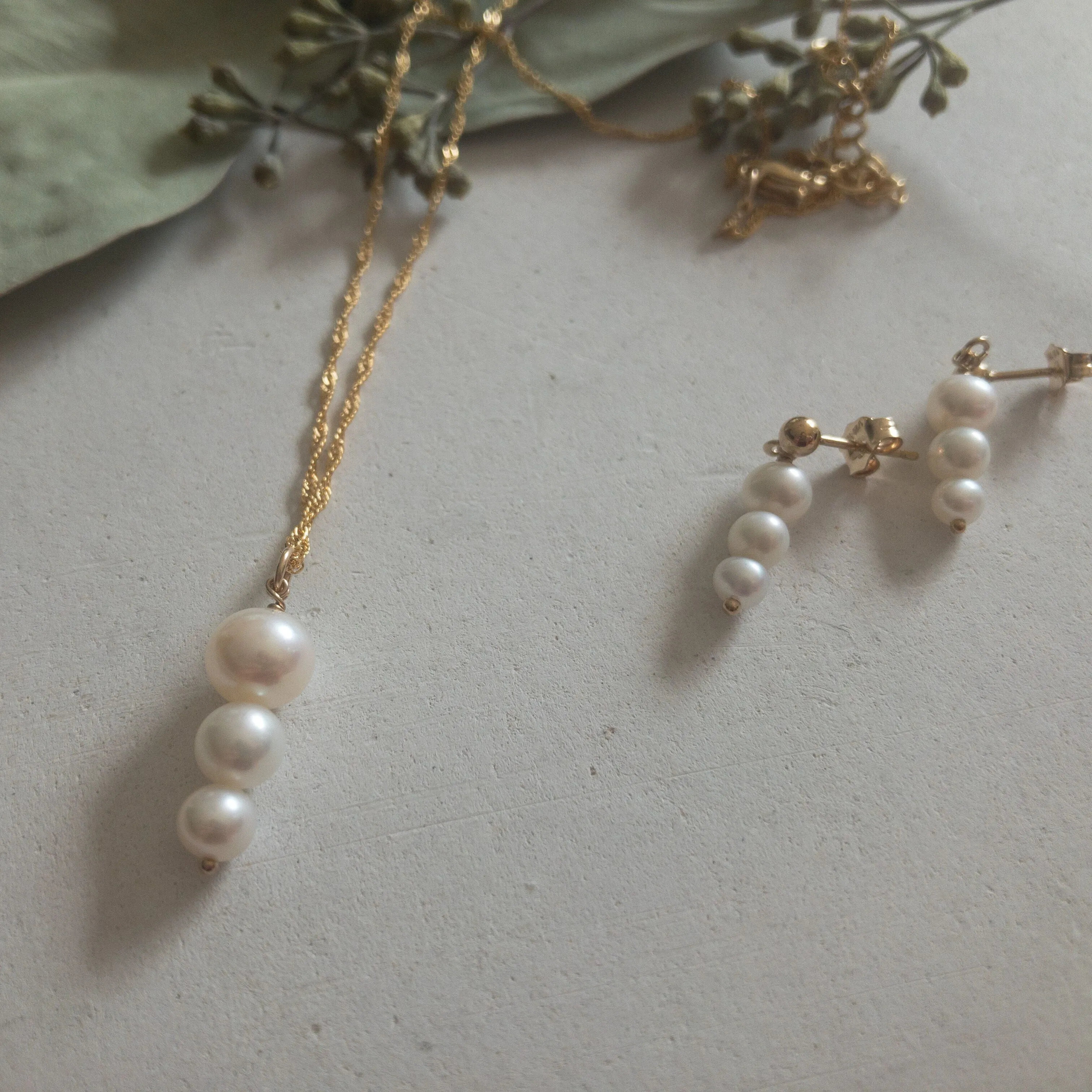 [14kgf]Pierced earrings - 3 freshwater pearls