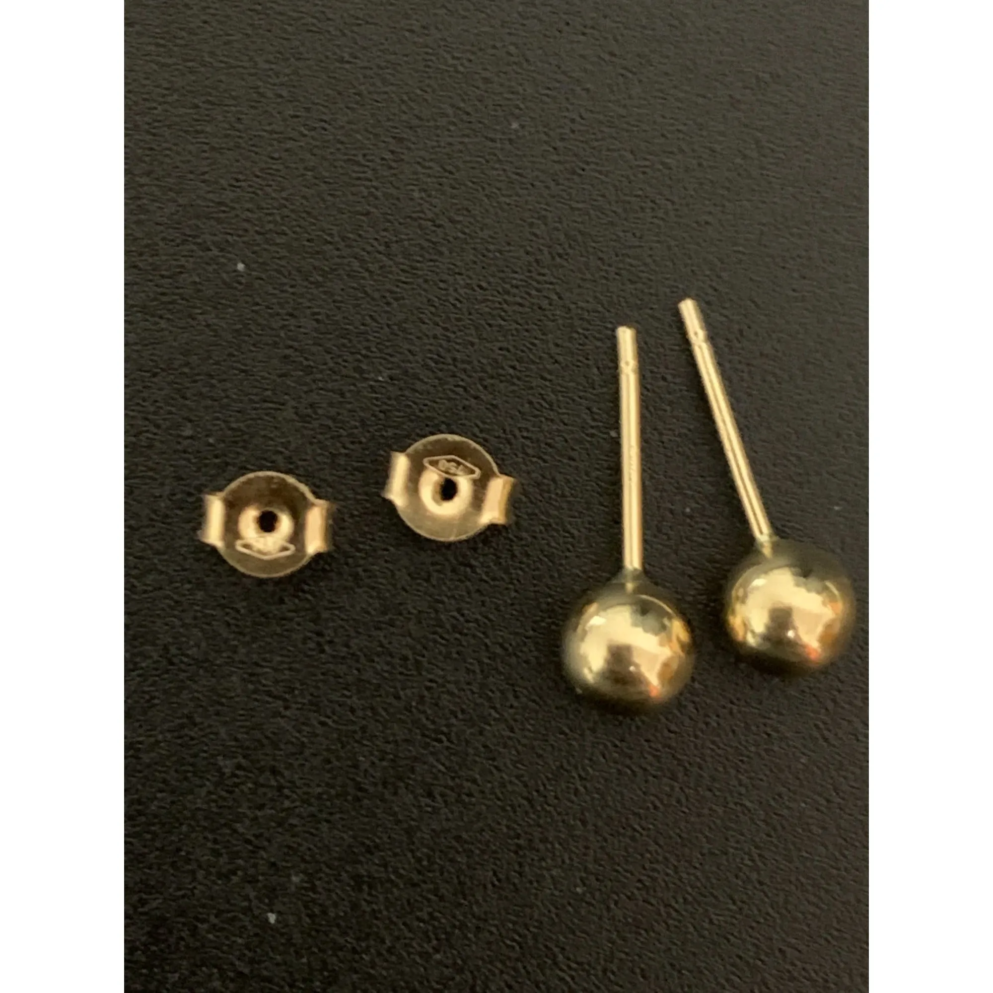 18K Gold Earrings Stud Polished Balls 1.55 grams